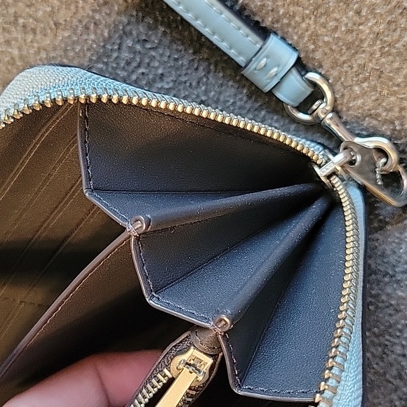 Coach signature C tan & baby blue zip wallet w/detachable wrist strap...EUC - Picture 8 of 10
